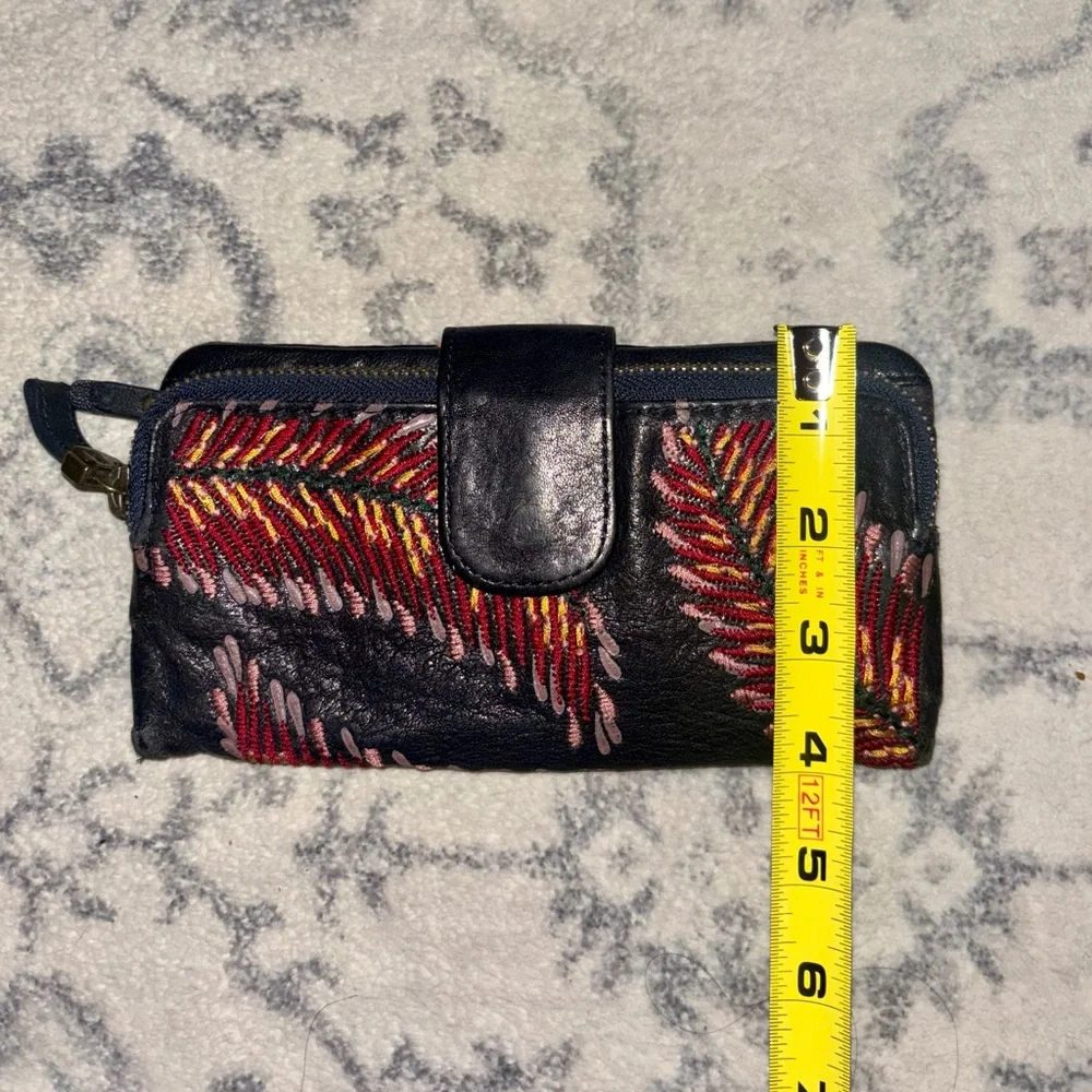 Vintage Fossil Womens Embroidered Leather Bi-Fold Wallet With Zipper. - Picture 7 of 8